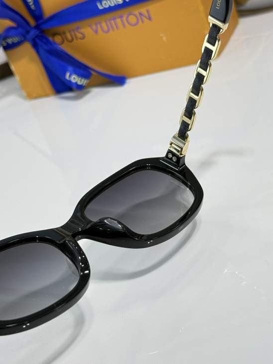 Picture of Louis Vuitton Sunglasses _SKUfw77817089fw